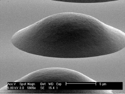 Ukázka zápisu ve stupních šedi - snímek z rastrovacího elektronového mikroskopu