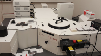 Luminiscenční spektrometr se třemi monochromátory