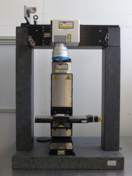Granitový rám nesoucí skenovací hlavu nad polohovacím systémem