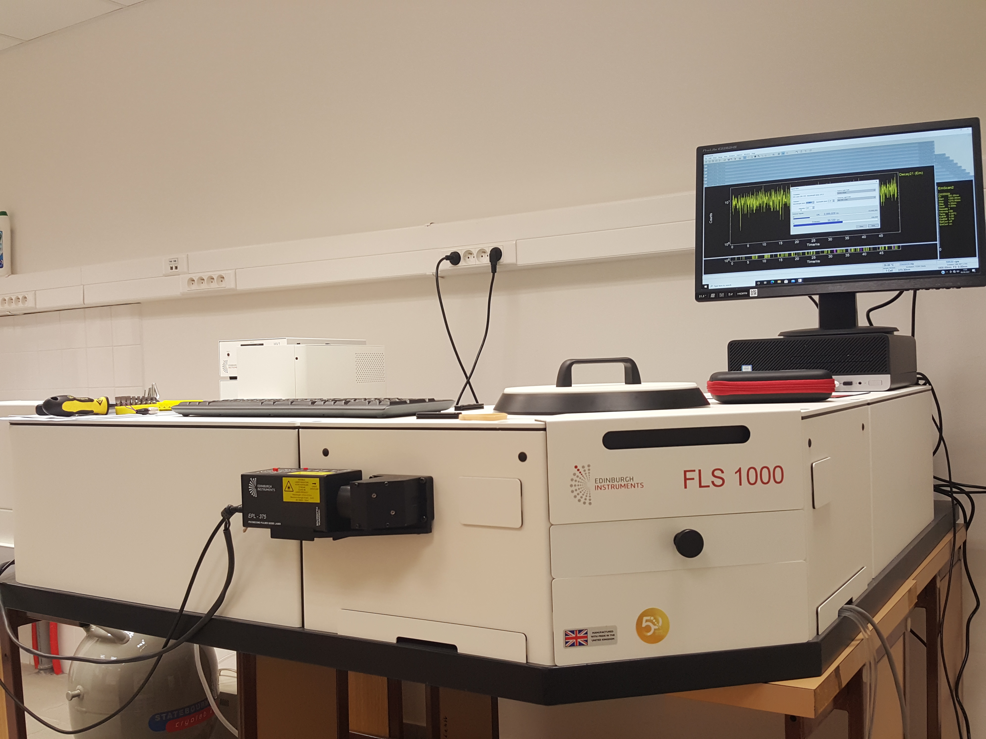 Kombinovaný fluorescenční spektrometr