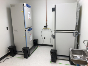 Obrázek č. 3: Inkubátory umístěné na TMC MaxDamp antivibračních podložkách.