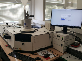 TCSPC fluorescenční spektrometr s optickým kryostatem